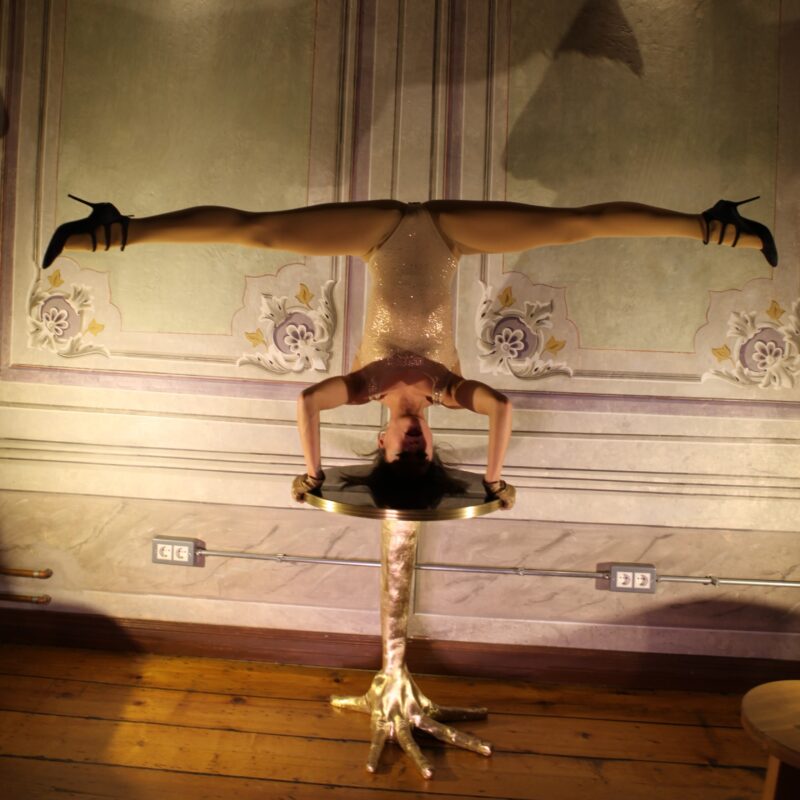 Hand Stand Table