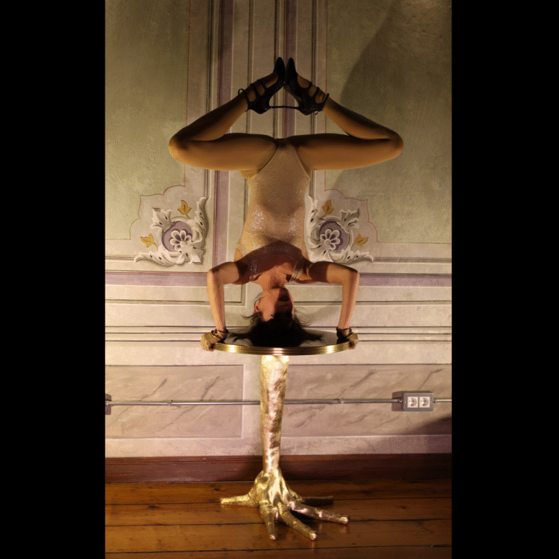 Hand Stand Table